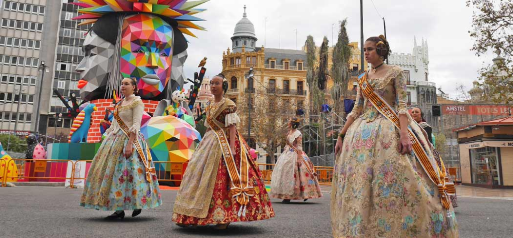 Fallas di Valencia, tra colori e tradizione.
